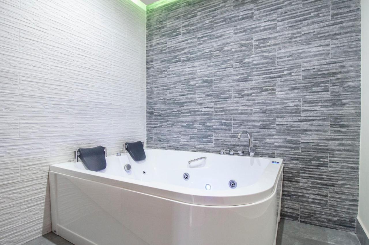 Royal Playa Suite And Apartament -Private Parking- Self Chek Out Catania Bagian luar foto